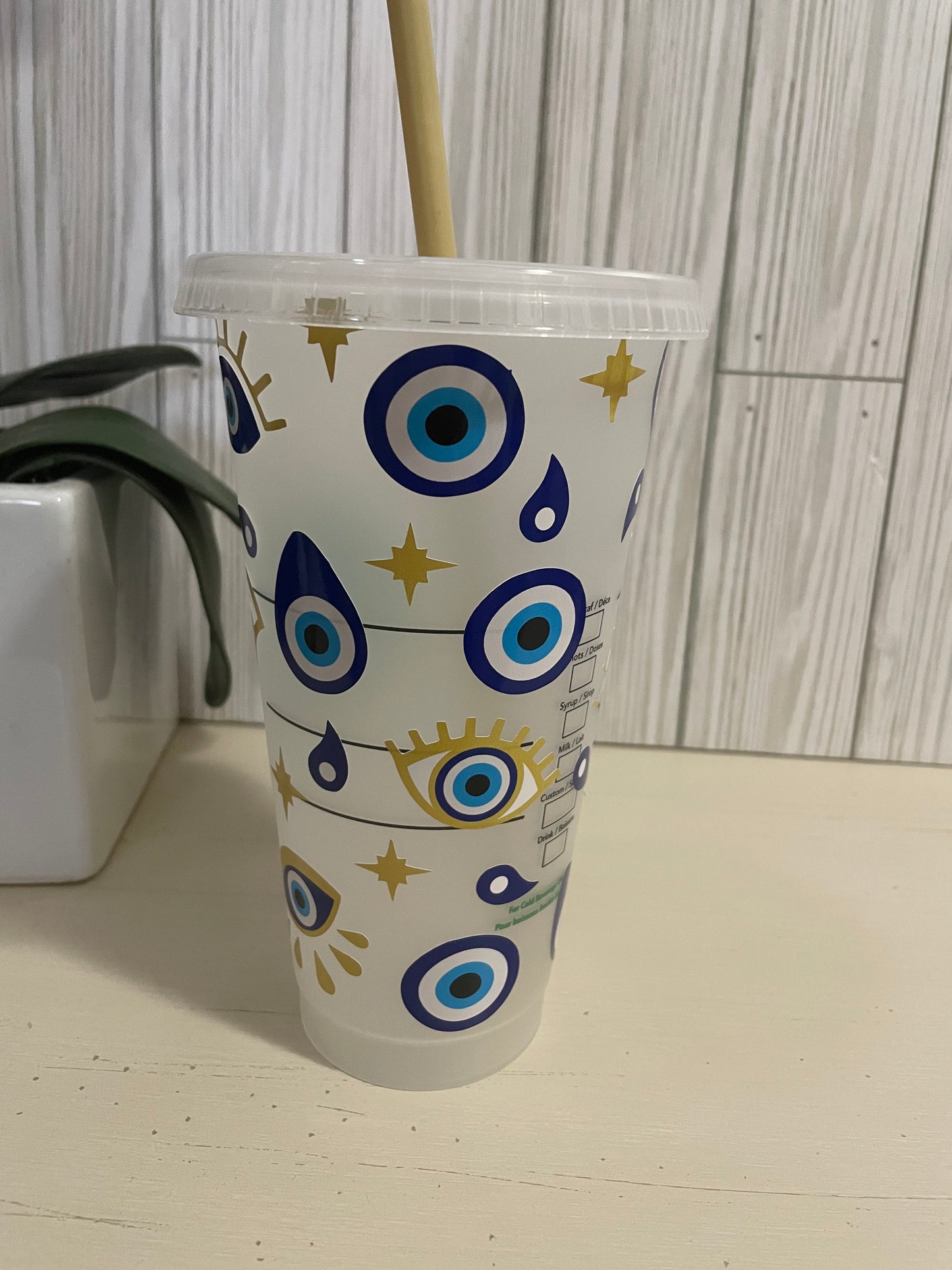 Ojo Starbucks Cup
